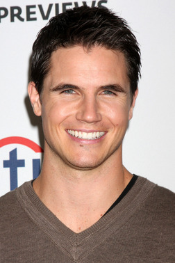 Profile photo of Robbie Amell